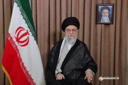 ببینید | نصب بنر منقش به تصویر مقام معظم رهبری در هند توسط عزاداران حسینی